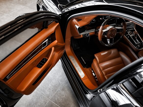 2018 Porsche Panamera Turbo II, чёрный - вид 3