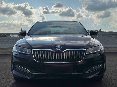 2023 Skoda Superb III Рестайлинг, чёрный, 2310000 рублей, вид 2