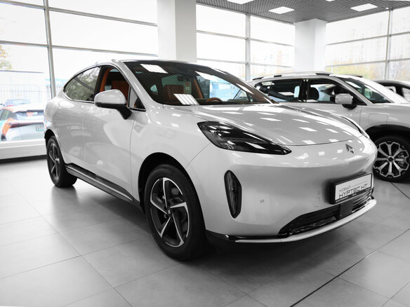 2026 GAC Hyptec HT, серебристый, 5999000 рублей - вид 2