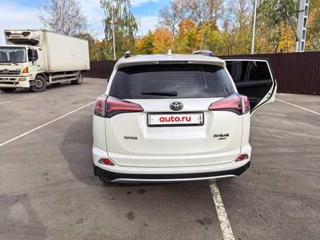 2018 Toyota RAV4 IV (XA40) Рестайлинг, белый, 2400000 рублей, вид 3