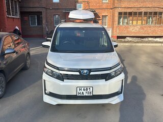 2014 Toyota Voxy III (R80), белый, 1720000 рублей, вид 3