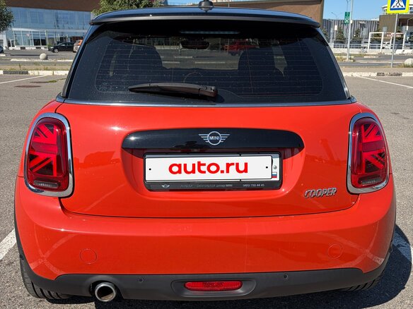 2021 Mini Hatch Cooper III (F55/F56) Рестайлинг, оранжевый - вид 5