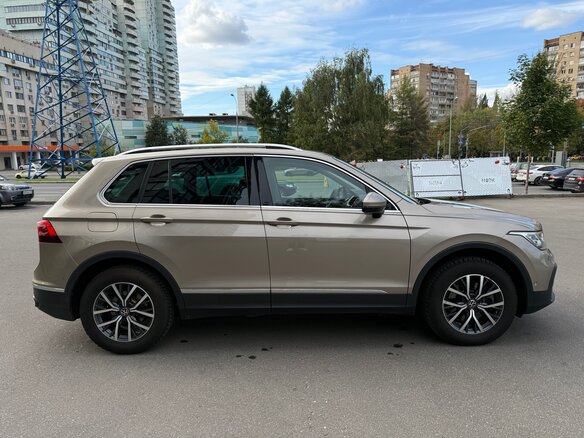 2021 Volkswagen Tiguan II Рестайлинг, коричневый, 2990000 рублей - вид 3