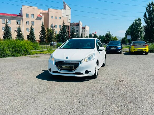 2013 Peugeot 208 I, белый, 449000 рублей - вид 2
