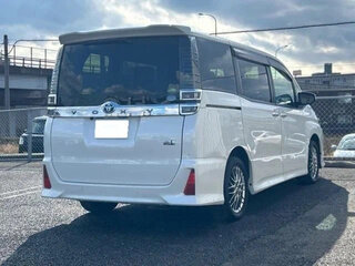 2021 Toyota Voxy III (R80) Рестайлинг, белый, 1799000 рублей, вид 4