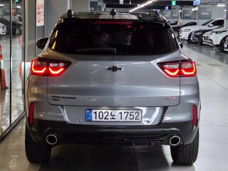 2023 Chevrolet TrailBlazer III Рестайлинг, серый, 2084000 рублей, вид 4