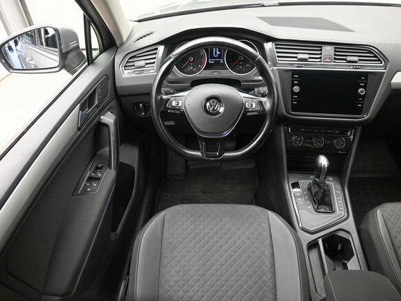 2018 Volkswagen Tiguan II, серебристый, 2035000 рублей - вид 8