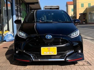 2022 Toyota Yaris IV, чёрный, 959027 рублей, вид 2