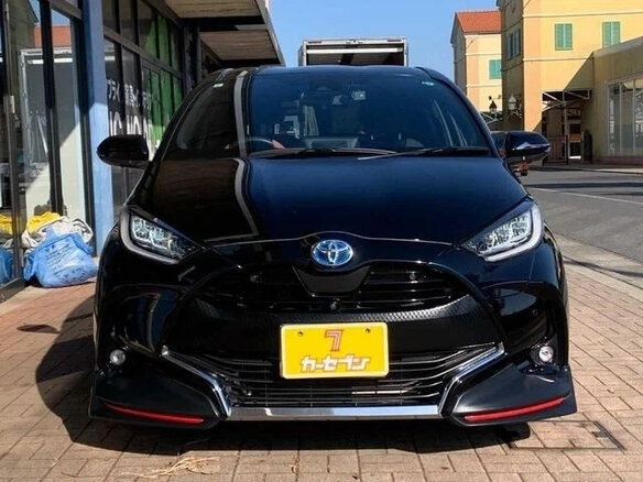2022 Toyota Yaris IV, чёрный, 959027 рублей - вид 1
