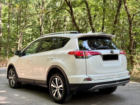 2017 Toyota RAV4 IV (XA40) Рестайлинг, белый, 2280000 рублей, вид 3
