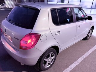 2013 Skoda Fabia II Рестайлинг, серебристый, 650000 рублей, вид 4