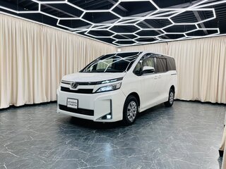 2018 Toyota Voxy III (R80) Рестайлинг, белый, 2199999 рублей, вид 2
