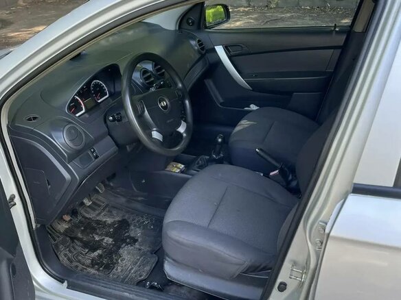 2011 Chevrolet Aveo I Рестайлинг, серебристый, 270000 рублей - вид 4