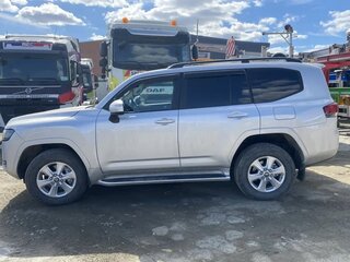 2022 Toyota Land Cruiser 300 Series, серебристый, 9850000 рублей, вид 3