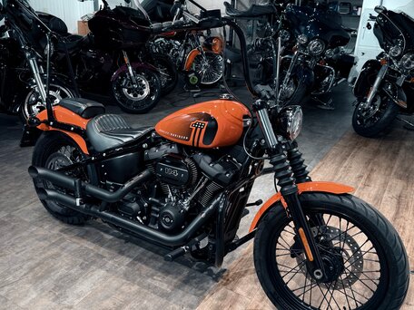 2021 Harley-Davidson Street Bob, оранжевый, 1699000 рублей, вид 2