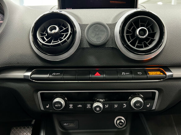 2018 Audi A3 III (8V) Рестайлинг, красный, 1750000 рублей - вид 16