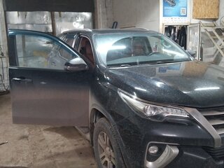 2017 Toyota Fortuner II, чёрный, 3500000 рублей, вид 3