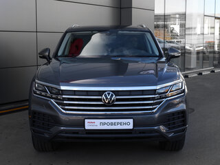 2021 Volkswagen Touareg III, серый, 7398000 рублей, вид 2