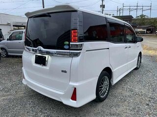 2021 Toyota Voxy III (R80) Рестайлинг, белый, 1766000 рублей, вид 4