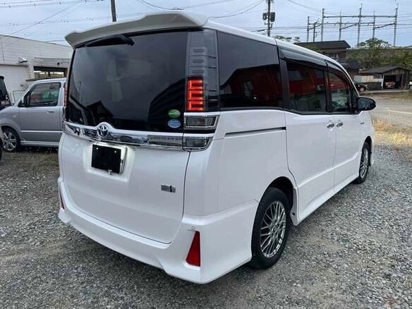 2021 Toyota Voxy III (R80) Рестайлинг, белый, 1766000 рублей - вид 3
