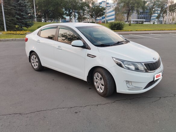 2014 Kia Rio 5-speed III, белый, 980000 рублей - вид 2