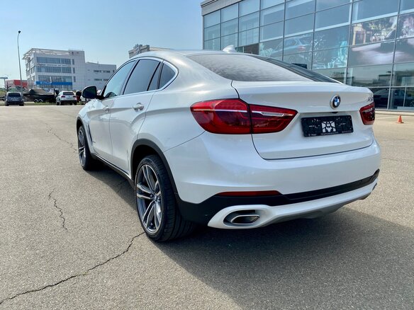 2017 BMW X6 30d II (F16), белый, 4850000 рублей - вид 6