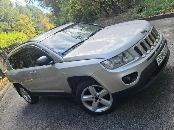 2011 Jeep Compass I Рестайлинг, серебристый, 990000 рублей - вид 1