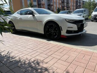 2020 Chevrolet Camaro VI Рестайлинг, белый, 4000000 рублей, вид 3