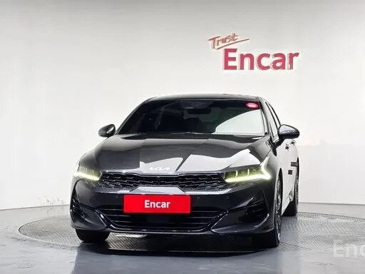 2022 Kia K5 III, чёрный, 1820000 рублей - вид 1