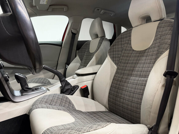 2017 Volvo V40 Cross Country I Рестайлинг, красный, 1970000 рублей - вид 12