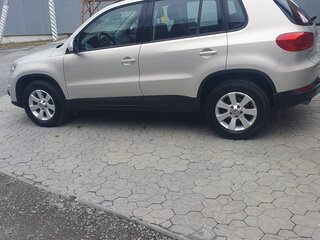 2012 Volkswagen Tiguan I Рестайлинг, серебристый, 1400000 рублей, вид 2