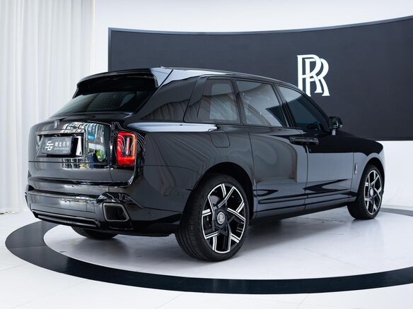 2026 Rolls-Royce Cullinan Black Badge I Рестайлинг (Series II), чёрный, 50000000 рублей - вид 4