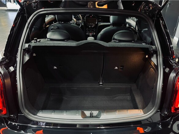 2023 Mini Hatch Cooper S III (F55/F56) Рестайлинг 2, чёрный - вид 19