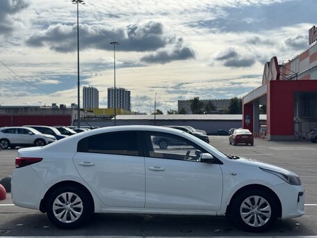 2019 Kia Rio IV, белый, 840000 рублей, вид 4
