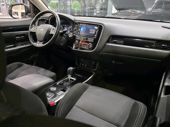 2019 Mitsubishi Outlander III Рестайлинг 3, белый - вид 19