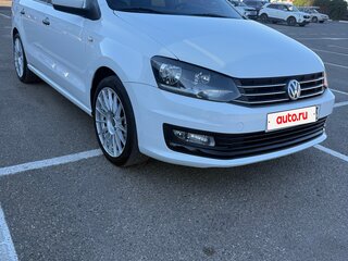 2017 Volkswagen Polo V Рестайлинг, белый, 900000 рублей, вид 4