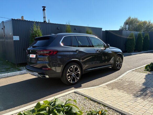 2022 BMW X5 40i IV (G05/G18), серый - вид 2