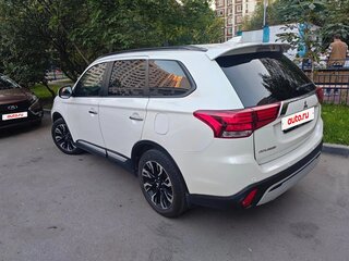 2022 Mitsubishi Outlander III Рестайлинг 3, белый, 2700000 рублей, вид 4