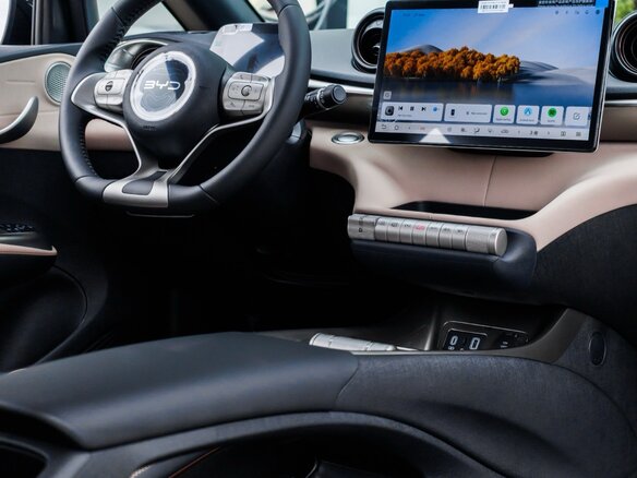 2023 BYD Dolphin 44.9 kWh I, чёрный, 1760000 рублей - вид 3