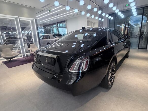 2025 Rolls-Royce Ghost Extended II Рестайлинг (Series II), чёрный, 43500000 рублей - вид 2