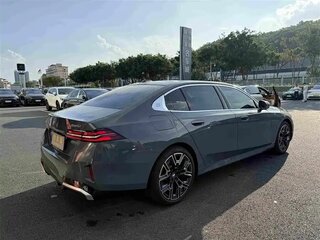 2024 BMW 5 серии Long 530Li xDrive VIII (G60/G61/G68), серый, 7088318 рублей, вид 4