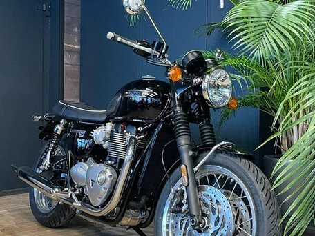 2024 Triumph Bonneville T120, чёрный, 1790000 рублей, вид 4