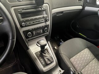 2013 Skoda Octavia II (A5) Рестайлинг, белый, 900000 рублей, вид 4