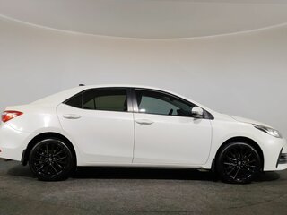 2018 Toyota Corolla XI (E160, E170, E180) Рестайлинг 1, белый, 1570000 рублей, вид 4