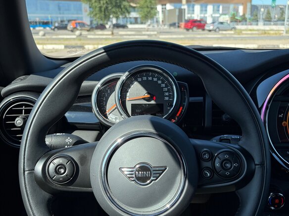 2021 Mini Hatch Cooper III (F55/F56) Рестайлинг, оранжевый - вид 17