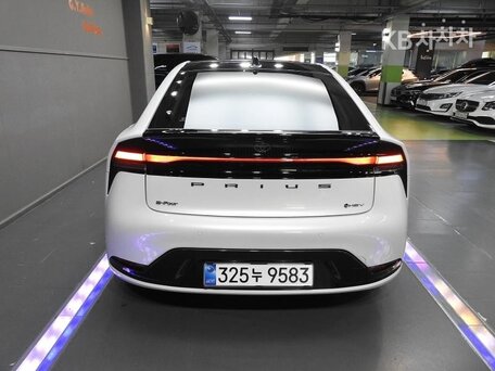 2023 Toyota Prius PHV V (XW60), белый, 2942000 рублей, вид 3
