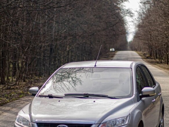 2011 Ford Focus II Рестайлинг, серебристый, 570000 рублей - вид 2