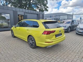 2023 Volkswagen Golf VIII, золотистый, 2132000 рублей, вид 2