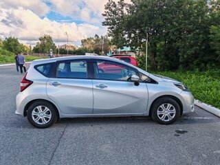 2017 Nissan Note II Рестайлинг, серебристый, 960000 рублей, вид 4