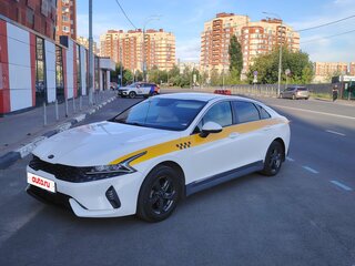 2021 Kia K5 III, жёлтый, 1380000 рублей, вид 1